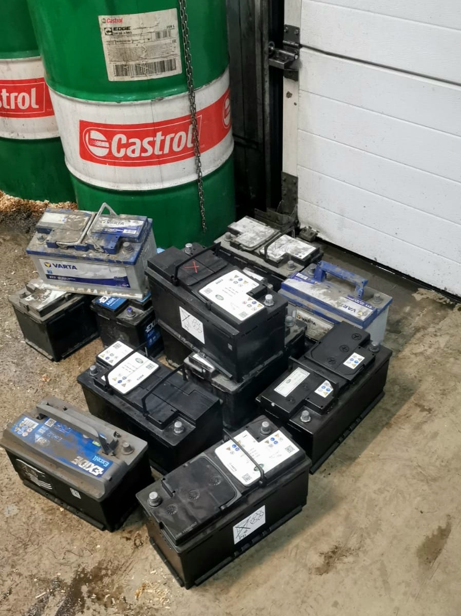 Старые аккумуляторы в гараже