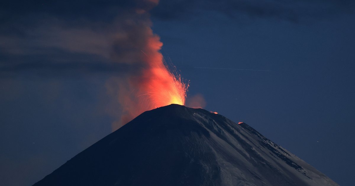 Мощное извержение Ключевского вулкана обрушило дамбу на Камчатке: земля содрогнулась!
Что случилось?
В результате активного извержения Ключевского вулкана на Камчатке возникла серьезная проблема: лавовый поток стремительно направился к леднику Богдановича, вызывая интенсивное таяние льда. Огромные объемы талой воды хлынули вниз по склонам горы, сметая всё на своем пути. Одним из первых пострадал важный объект инфраструктуры — дамба на реке Студеная, расположенная неподалеку от вулкана.

Чем опасно?
Сейчас вода свободно движется по обеим ветвям реки, создавая условия для формирования крупных грязекаменных потоков. Эти мощные потоки способны нанести серьезный ущерб автомобильным дорогам, расположенным поблизости, и даже привести к их частичной или полной блокаде. Осложняется ситуация наличием туристов в Толбачинском Доле, которые могут оказаться отрезанными от внешнего мира.

Предыстория катастрофы
За последние годы Ключевской неоднократно демонстрировал свою непредсказуемость и агрессивность. Еще недавно, во время предыдущего крупного извержения, столб пепла поднимался на высоту свыше семи километров, покрывая окрестности слоем пыли и обломков породы. Сейчас же новая волна активности вулкана показывает, насколько серьезным испытанием может стать природа для живущих рядом с ним людей.

Эта история напоминает нам о хрупкости человеческой цивилизации перед лицом стихийных бедствий и заставляет задуматься о мерах предосторожности, необходимых для защиты жизни и имущества.