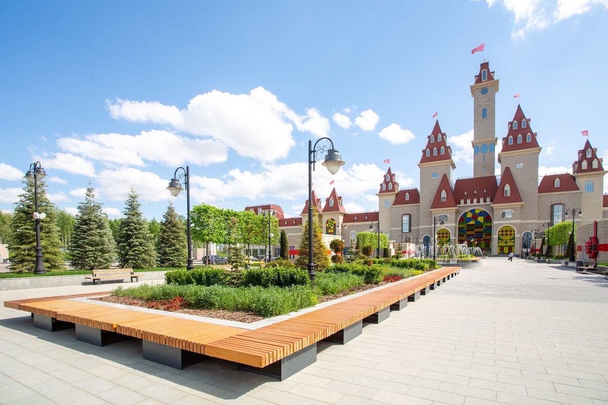 До парка «Остров Мечты» легко добраться на автомобиле. Это крупнейший крытый тематический парк развлечений в Европе с аттракционами, ресторанами, магазинами, а также большой пляжной зоной