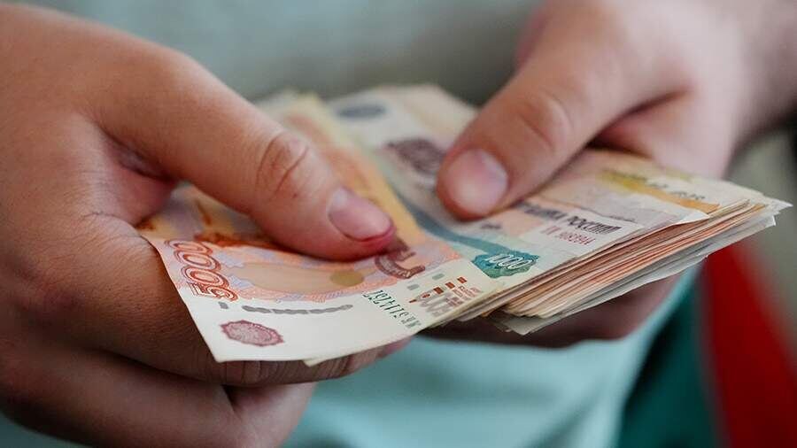 Коррупционные миллиарды: дела об отмывании денег в России достигли исторического максимума
Первые шесть месяцев 2025 года ознаменовались резким скачком числа уголовных дел, связанных с отмыванием денег в России. Правоохранительные органы возбудили 862 дела, что на треть больше, чем за аналогичный период прошлого года. Более половины из них касаются суммы, превышающей 1,5 млн рублей, а четверть связана с деньгами сверх 6 млн рублей.

Что интересно, вместе с ростом числа расследований заметно изменилась сама схема преступных действий. Вместо простых путей вывода средств вовсю используются продвинутые методы: инвестиции в криптовалюту, приобретение дорогостоящего жилья и драгметаллов через третьих лиц, а также работа через сомнительные финансовые учреждения вроде МФО и псевдо-фондов.

Один из резонансных примеров – уголовное дело против экс-заместителя министра обороны Тимура Иванова. Осужденный на 13 лет, он сумел отмыть и присвоить более 4 млрд рублей, используя сложную систему финансовых манипуляций.

Эксперты считают, что такая статистика отражает две тенденции: развитие технологий преступниками и улучшение качества работы контролирующих органов. Но даже несмотря на ужесточившиеся законы и работу полиции, эксперты уверены, что страна столкнется с новым витком преступлений такого типа.

Россия находится на переломном этапе, когда борьба с коррупцией выходит на новый качественный уровень, одновременно давая простор финансовым злоумышленникам для экспериментов. Будет ли эффективным баланс, покажет лишь время.