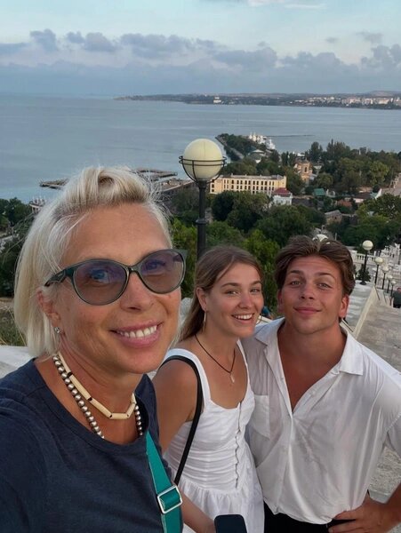 Алена Свиридова с сыном Григорием и его девушкой