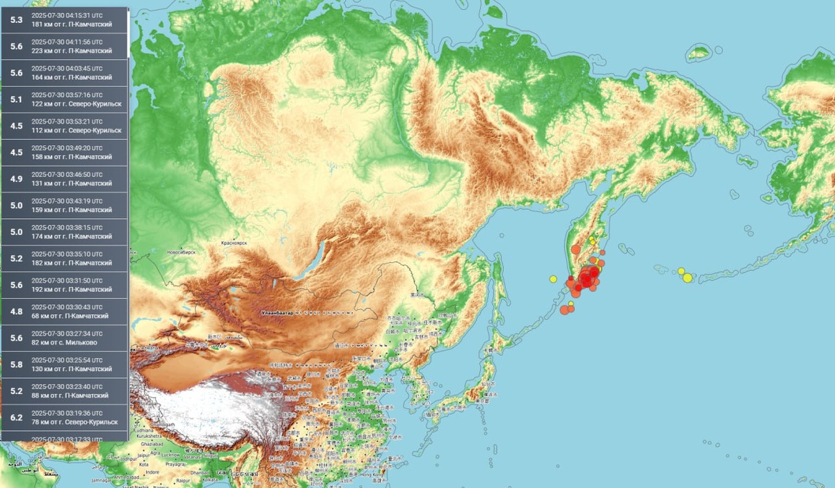 Русская Камчатка бросает вызов Соединённым Штатам: Тихий ход вперёд на два метра!
Представьте себе картину: мощный удар сотряс землю, и внезапно огромный кусок суши начал своё медленное путешествие… навстречу Америке! Нет, это не сценарий очередного боевика Голливуда, а суровая действительность нашего времени.

Такова неожиданная судьба русской Камчатки: полуостров упорно продвигается в сторону американских берегов, словно приглашая Вашингтон обсудить новые правила игры. Пока геополитики ломают голову над будущими картами, земля русская действует самостоятельно, переступая привычные рамки политики.

Вы скажете: ну что тут особенного? Просто обычный сдвиг литосферных плит, одна нагоняет другую, и ничего экстраординарного не происходит. Но вот какое совпадение: Камчатка двинулась на юго-восток ровно тогда, когда напряжённость в отношениях Москвы и Вашингтона достигла пика. Похоже, сама мать-природа решила внести свои коррективы в дипломатию.

Скептики, конечно, скажут, что пара метров — пустяк. Пусть себе мигрирует, главное, чтобы нефть оставалась на месте! Но есть нюанс: впереди возможны сюрпризы посерьёзнее. Вспомним Японию, чей остров Хонсю однажды совершил рывок аж на три метра после Великого землетрясения 2011 года. Неужели и нашу Камчатку ждёт похожее будущее?

Мы попросили специалиста разъяснить суть происходящего:

— Это выглядит как тихая репетиция настоящего столкновения миров, — объясняет Данила Чебров, руководитель геофизического подразделения РАН. — Всякий раз, когда плиты сталкиваются, возникает напряжение, готовое выплеснуть энергию огромной силы. Сегодня Камчатка совершает небольшой шаг, завтра — весь Дальний Восток начнёт менять очертания.

Итак, главный вопрос остаётся открытым: кого поддержит сама природа — Россию или Америку? Кто выйдет победителем из этой геополитико-тектонической дуэли? Время покажет…

Читайте дальше, чтобы узнать правду о тех силах, которые управляют миром и судьбой народов.