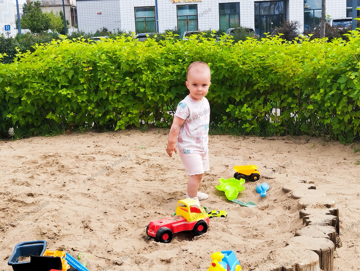 На детской площадке.