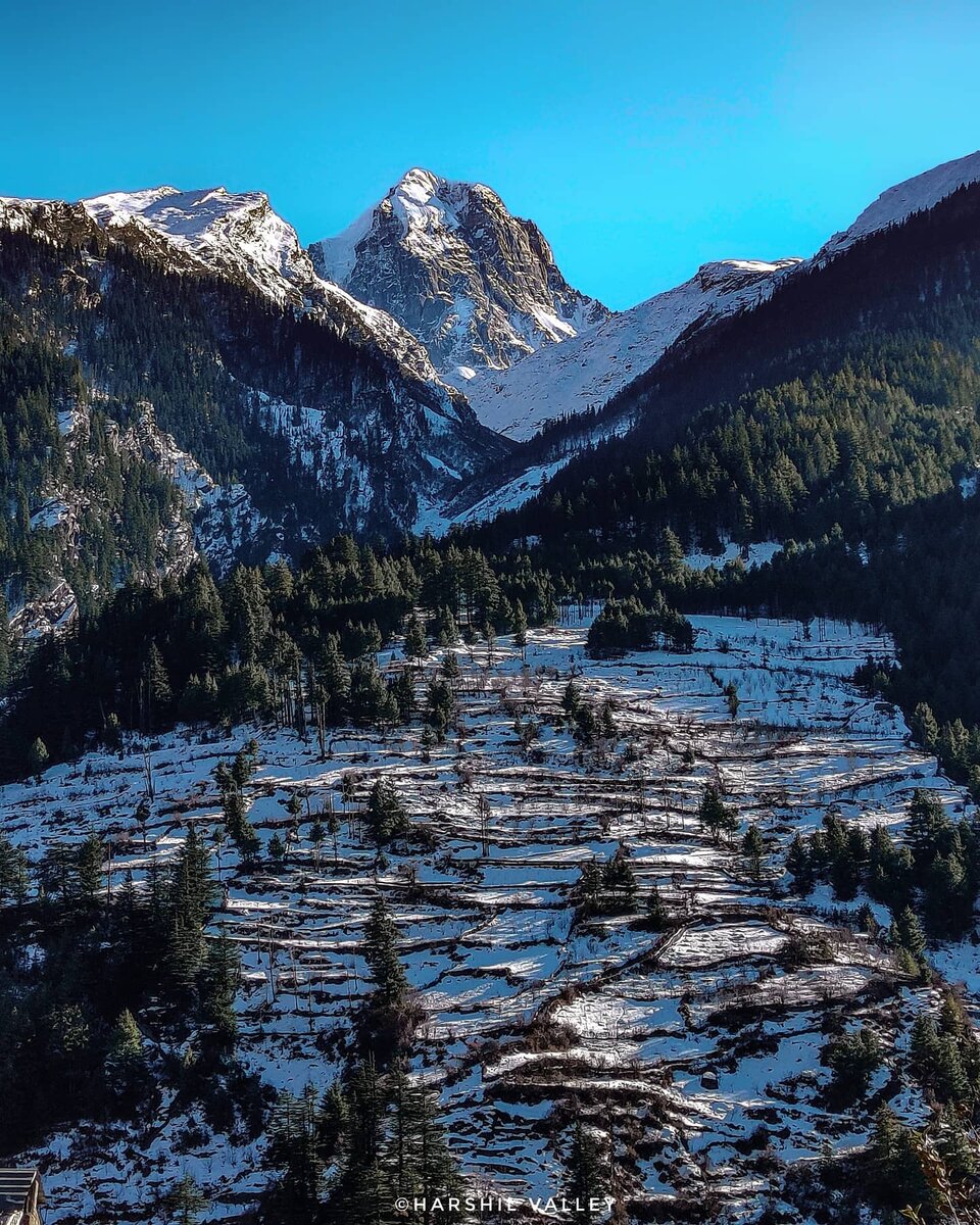 Вид на деревню Дхарали из Мухиматх Мухва (долина Харшил, Уттаракханд). Фото: harshilghati