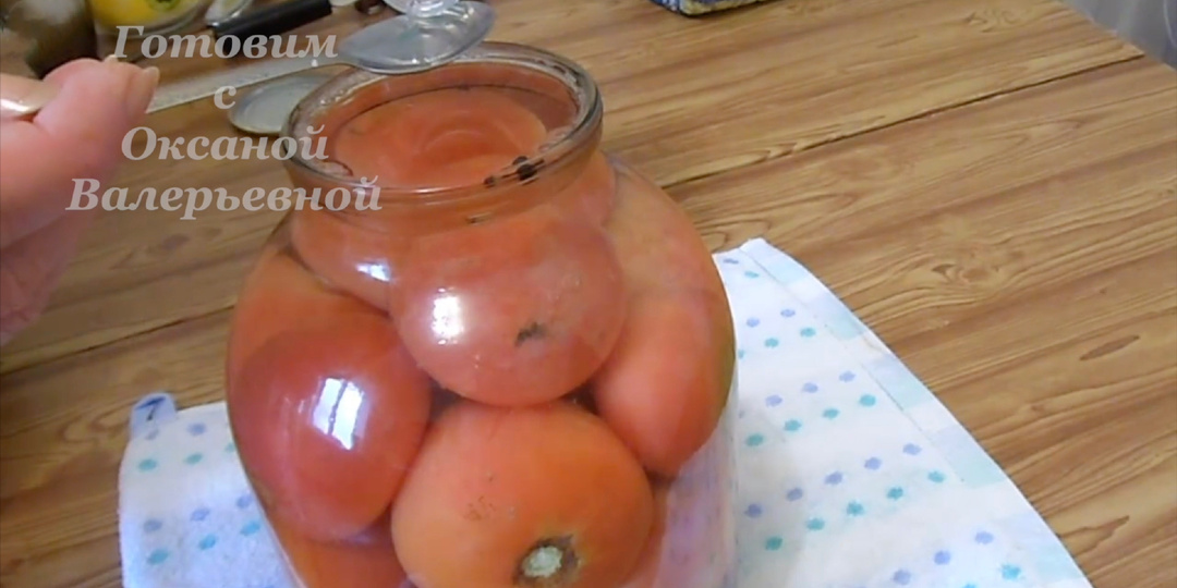 Консервированные помидоры с очень вкусным рассолом. Рассол выпивается быстрее, чем съедаются помидоры :) Готовим с Оксаной Валерьевной.