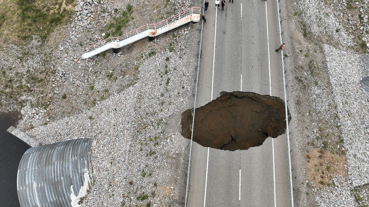    Яма на дороге А-360 / Источник: © Telegram-канал Тамары Лысаковой