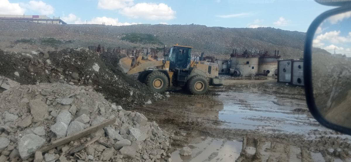 Китайский погрузчик SEM в безжалостной работе