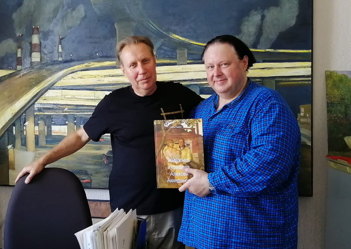 Председатель Рязанского областного отделения ВТОО "Союз художников России" Виктор Грушо-Новицкий и Алексей Акиндинов передаёт в дар библиотеке Рязанского Дома художника книгу Александра Глухова "Живопись и графика Алексея Акиндинова", 30 июля 2025 год. © Copyright: Алексей Акиндинов.