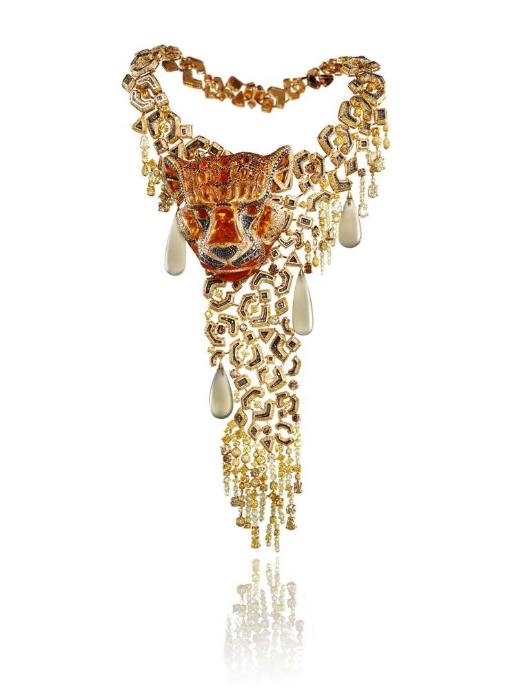 Колье Cougar от Chopard из коллекции «Мир животных» украшено белыми и цветными бриллиантами, огненными опалами и четырьмя грушевидными лунными камнями в оправе из желтого и белого золота.