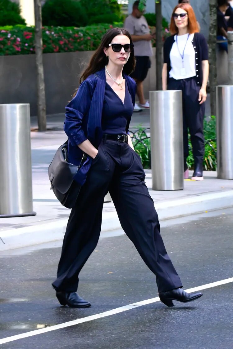 Тёмно-синий деловой костюм