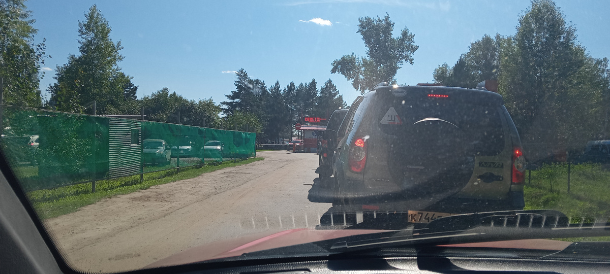 На въезде - очередь из машин