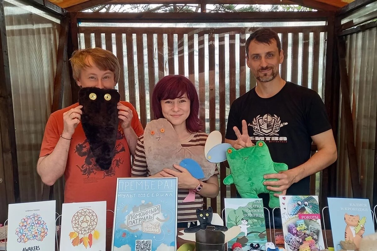    Писатель Катерина Томина вместе с мужем Владимиром (на фото слева) создает мультсериал про своих персонажей. Справа – писатель Роман Брюханов.