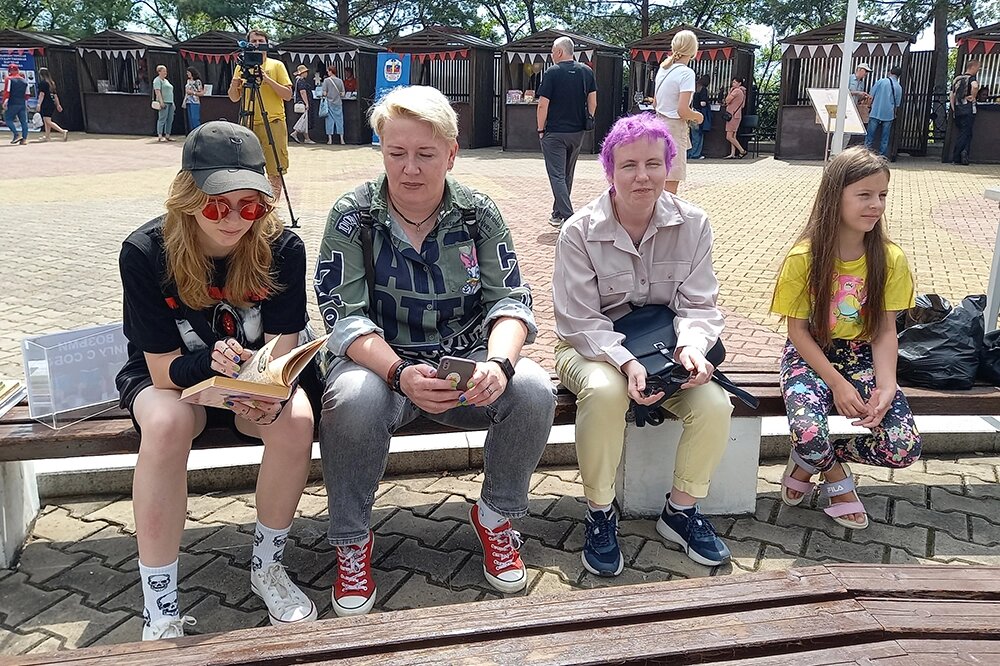    На фестивале книжки читали, слушали и уносили с собой. Фото: АиФ/ Наталья Львова