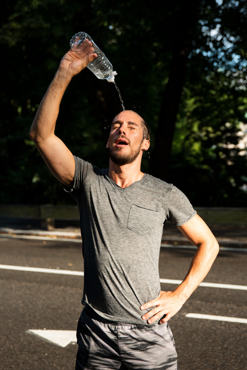 https://ru.freepik.com/free-photo/man-pouring-water-his-head_5384269.htm#fromView=search&page=1&position=16&uuid=9b16faf1-ea12-4d48-a3b3-6e3f9c82a451&query=%D0%B6%D0%B0%D1%80%D0%B0