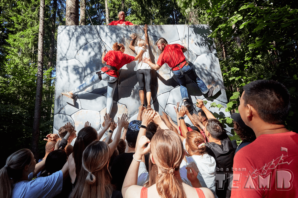 Стена - финальное упражнение Веревочного Курса