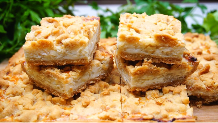 Закусочный пирог с сырками и луком. Помню мама пекла такой пирог даже на праздники, пользовался спросом