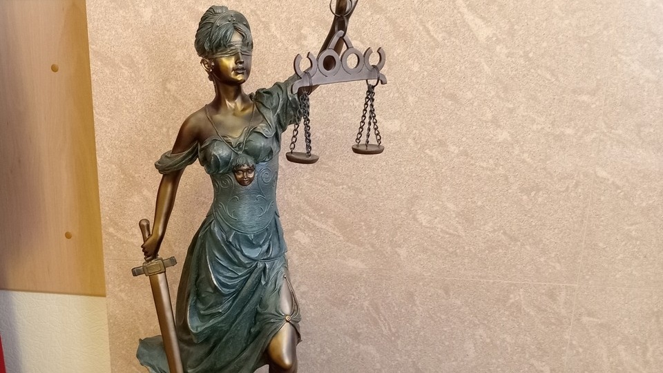 «Целовала умирающие губы и кричала, что не хотела «этого»: доведенную до отчаяния жертву домашнего тирана трижды оправдали в убийстве