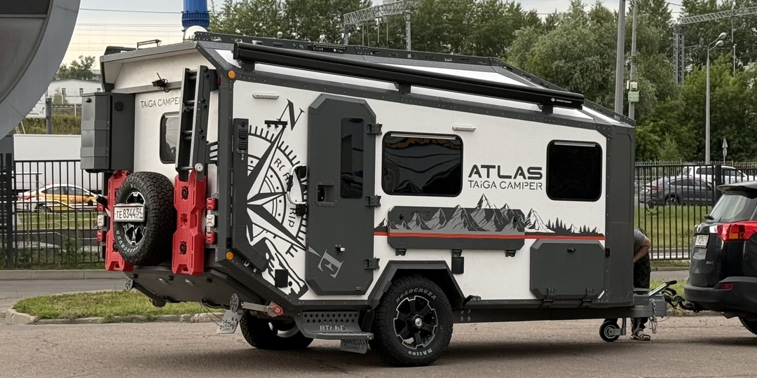 Дом на колесах Атлас из Сибири. Теперь в Москве