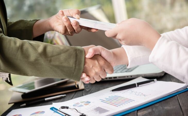 Фото:. Взятка ╱ freepik.com