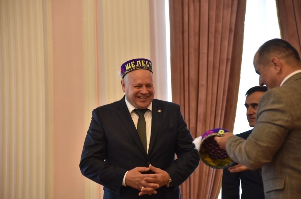    Мэр Омска получил подарки. Фото: Из личного архива/ Владимир Казионов