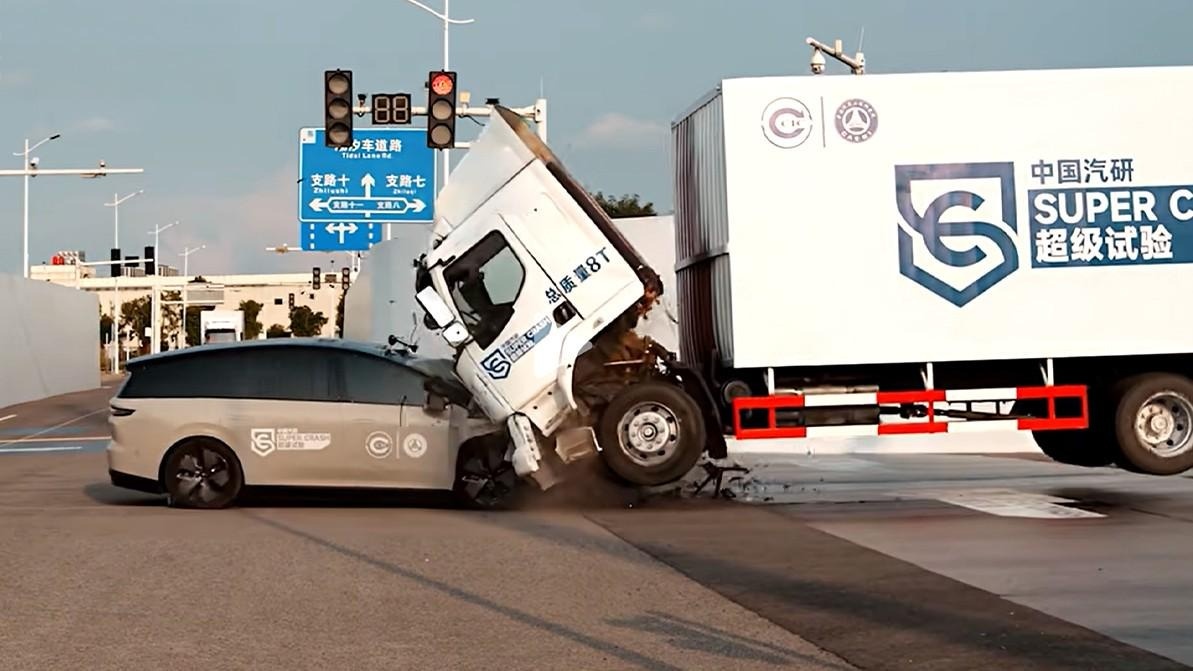 Кадр из видео на платформе YouTube, канал Carscoops.