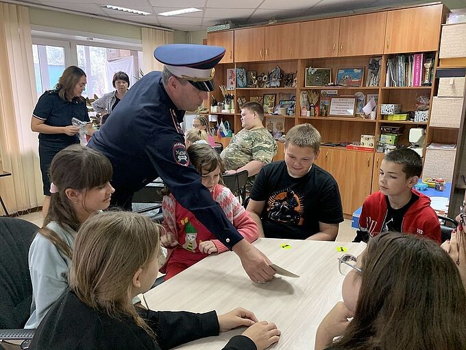 Мамаев Александр Сергеевич раздаёт задания участникам