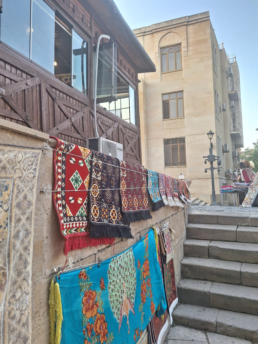 С южного входа продают ковры