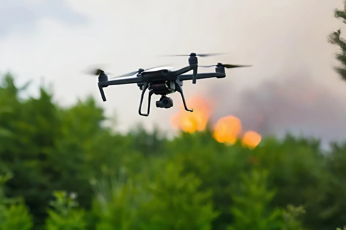 Система способна преодолевать факторы, ограничивающие распознавание БПЛА.  Фото: Изображение сгенерировано нейросетью Kandinsky 3.1