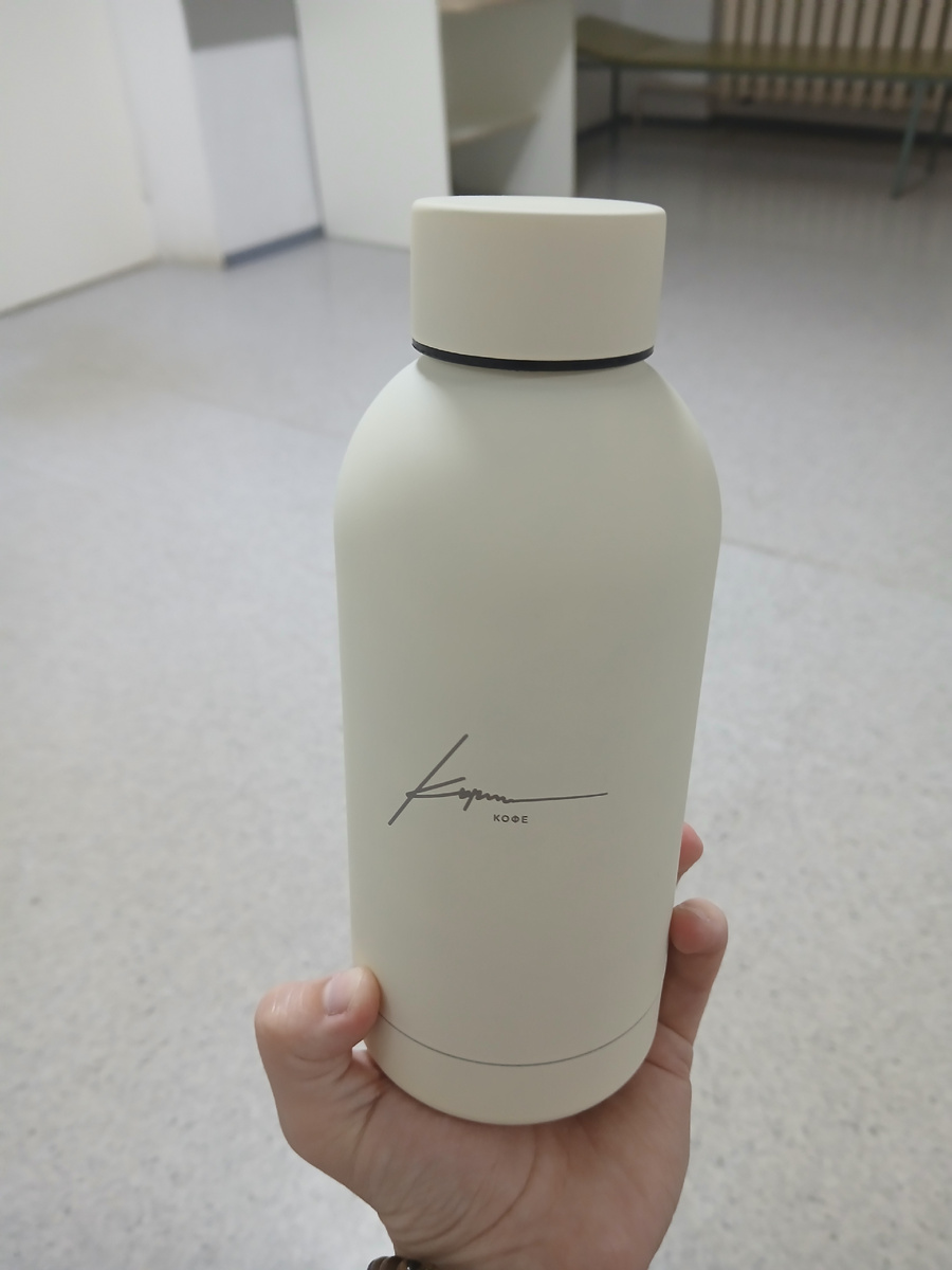 Довольна симпатичная, при этом она герметичная и компактная. Очень удобно ей пользоваться и носить с собой.