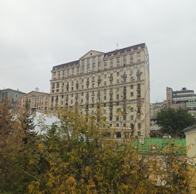 Жилой дом "Союза композиторов СССР" в Газетном переулке 13 (в советское время - улица Огарева) в Москве, в котором до своего отъезда за границу в 1974 году жили Галина Вишневская и Мстислав Ростропович. 