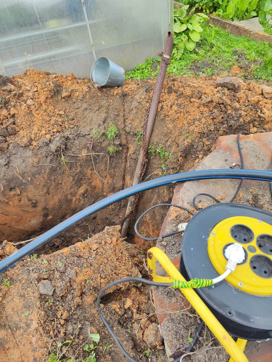 участок возле колодца