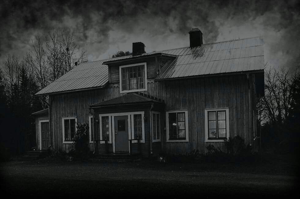 Уууу... Страшно? Не бойтесь, это всего лишь история.. Хотя, кто знает.. Мне вспомнилась эта история, после того как меня напугала тень он манекена на чердаке, накрытого простынёй. До сих пор дёргается хвост)