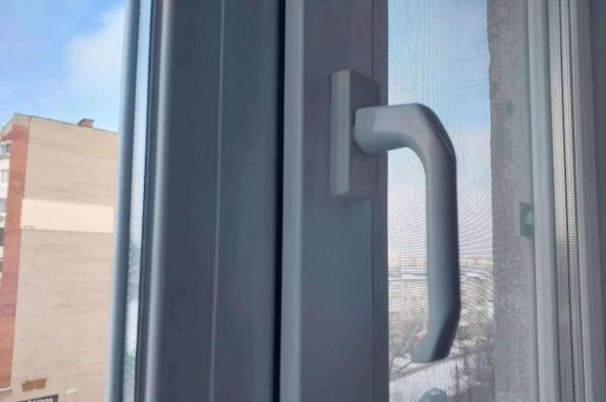    В Астрахани мужчина погиб, выпав из окна квартиры на 11 этаже