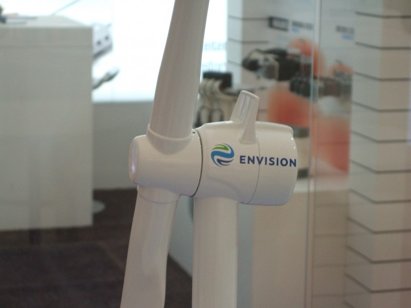 Ближний план ротора и ветрового генератора в лагере испытаний: демонстрация креплений лопастей и механизма