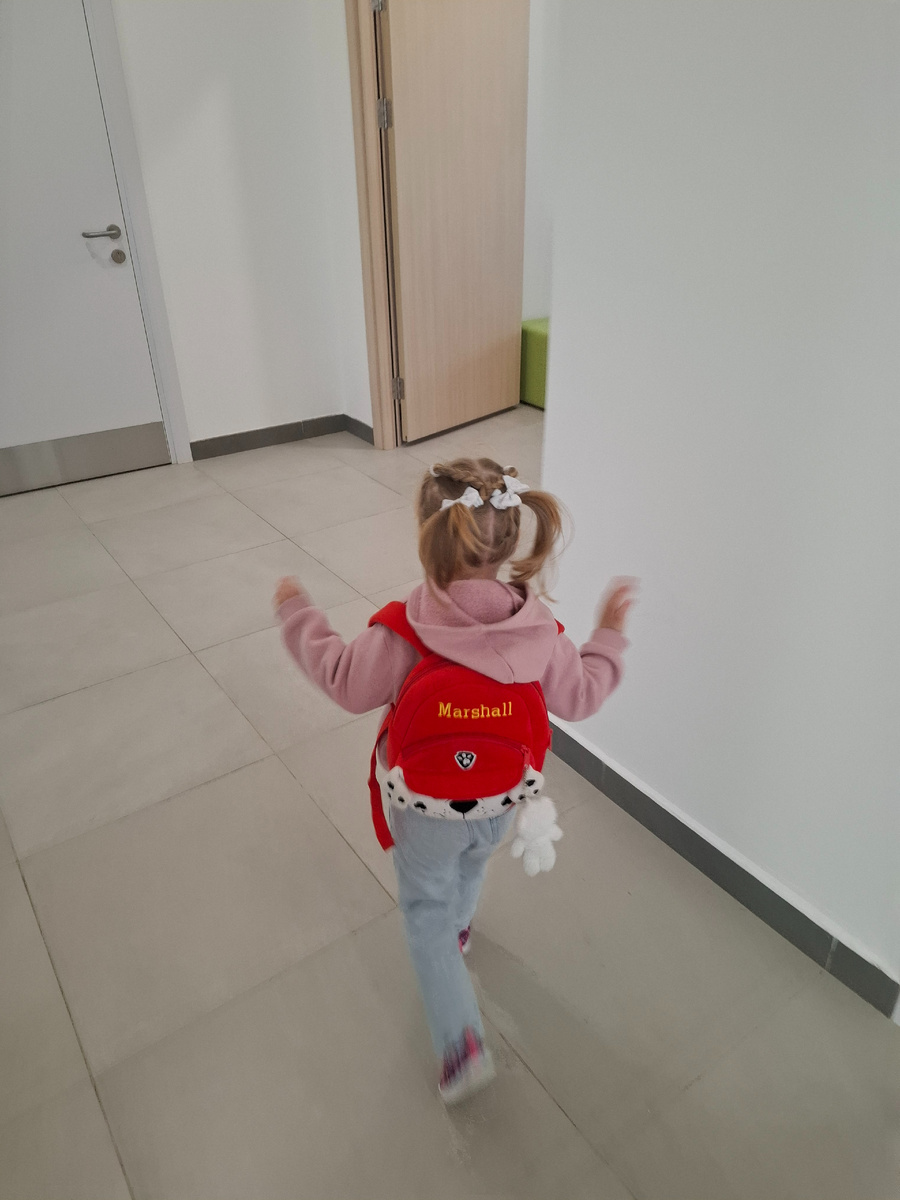 Лера бежит в сад