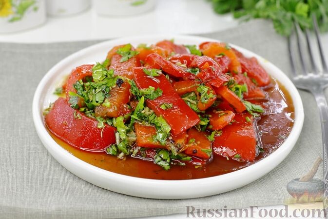 перец болгарский, кинза свежая, петрушка свежая, чеснок, соевый соус, мёд, уксус, масло растительное, перец чёрный молотый, базилик сушёный, розмарин сушёный, паприка копчёная молотая, перец красный острый