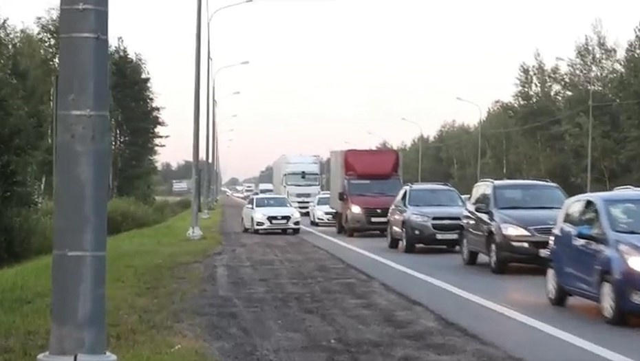    Нарушитель на обочине. Кадр из видео с рейда ГИБДД. Автор фото: ГУ МВД по Петербургу и Ленобласти.