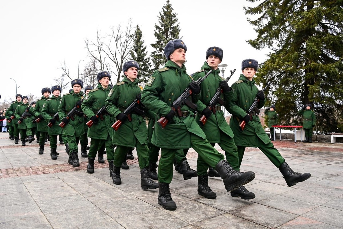    В Петрозаводске новобранцы железнодорожной бригады ЛВО приняли присягу. Фото: "Республика"/Сергей Юдин