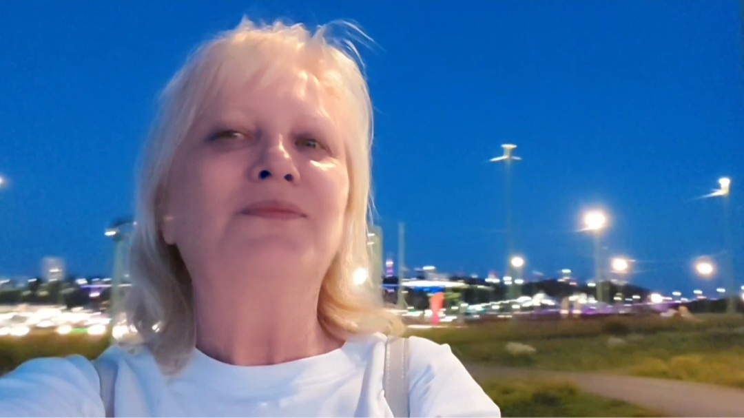 Не люблю селфи. Выпячивает то, чего нет. И сын сказал, что не нравится - самодовольная какая-то здесь. А, поэтому и выложила)))