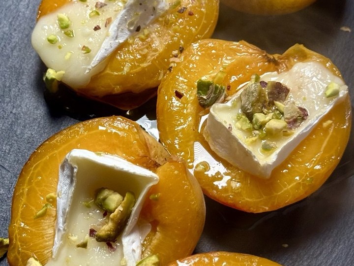 Закуска из Запечённых Абрикосов с Камамбером