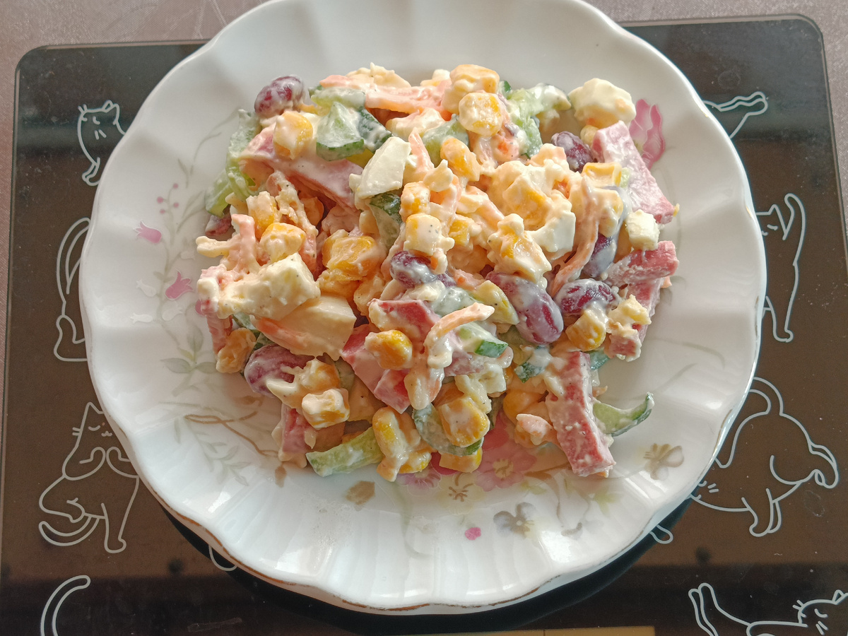 Все цвета радуги, поэтому назвала его Разноцветный 