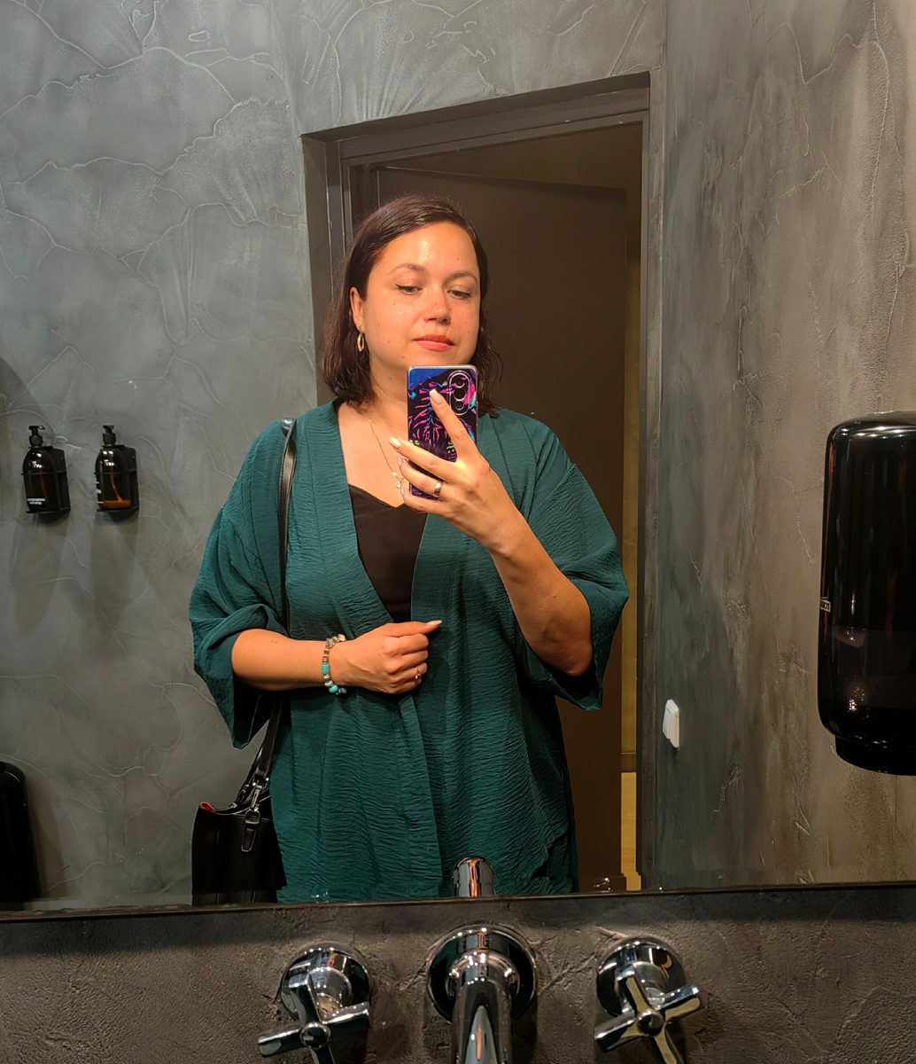 Фото в общественном месте без присутствия людей можно сделать в дамской комнате. Я долго не могла принять этот тренд. Но время все меняет. Мы привыкаем к странной моде на поведение и вещи...