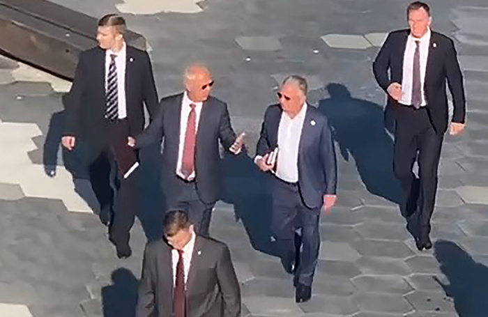    Спецпосланник президента США Стивен Уиткофф и глава РФПИ, спецпредставитель президента РФ по экономическому сотрудничеству с зарубежными странами Кирилл Дмитриев (в центре, справа налево) в парке Зарядье.ТАСС