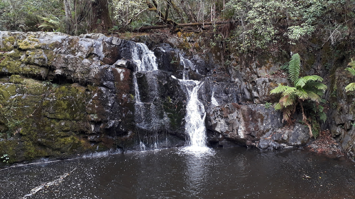 Крохотный водопад. Вроде, ничего особенного. Но я чувствовала там себя очень уютно. Может, потому что никого, кроме нас, там не было.