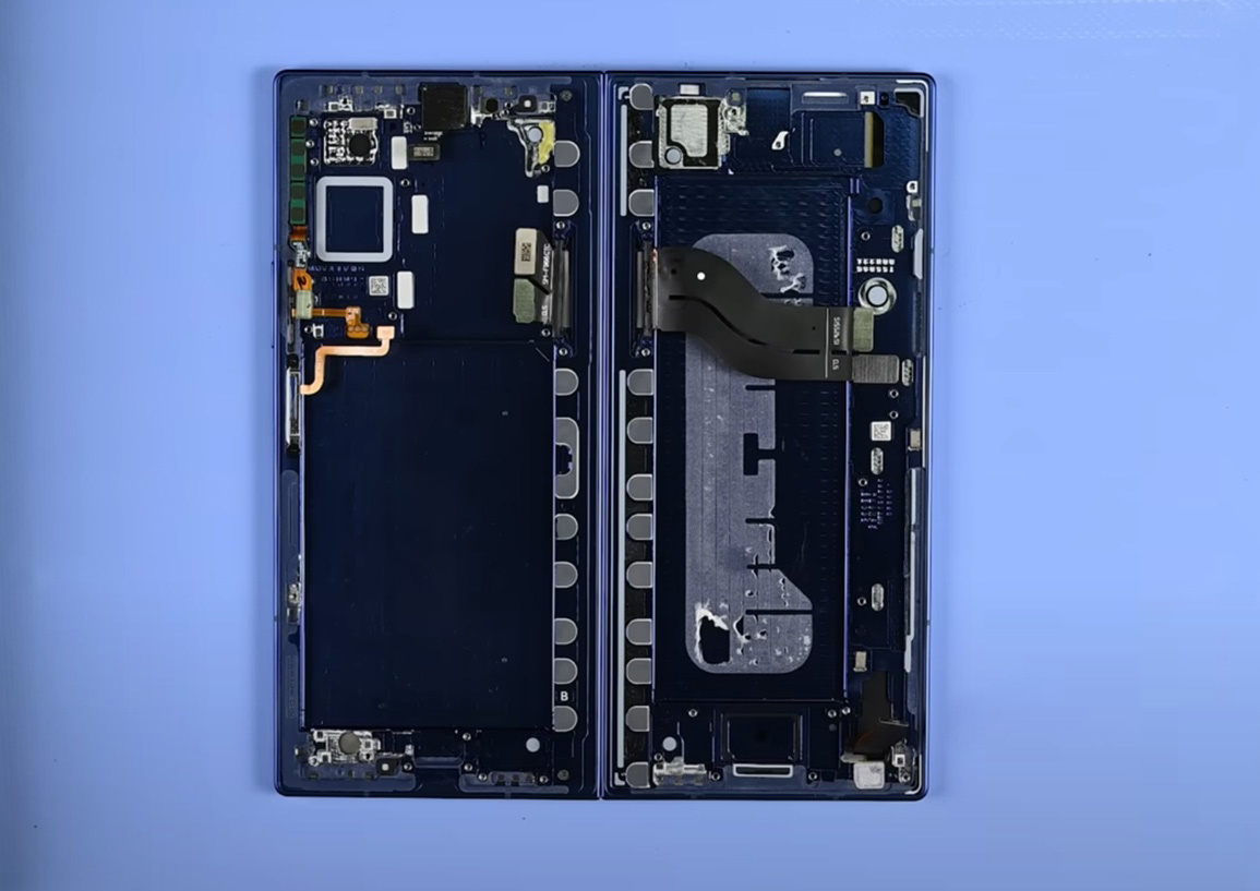 Скриншот видео iFixit  📷
