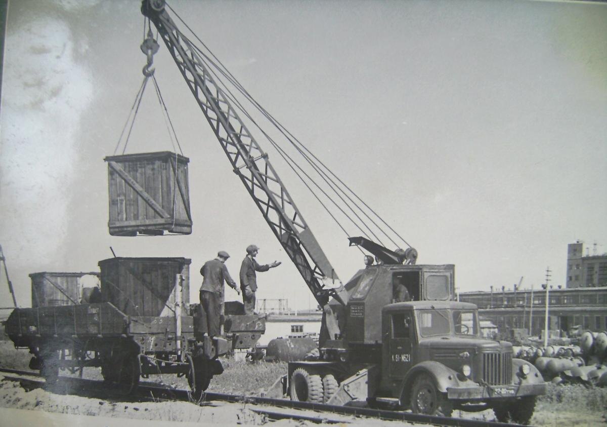 Использование автомобильного крана при погрузочно-разгрузочных работах. Архивное фото