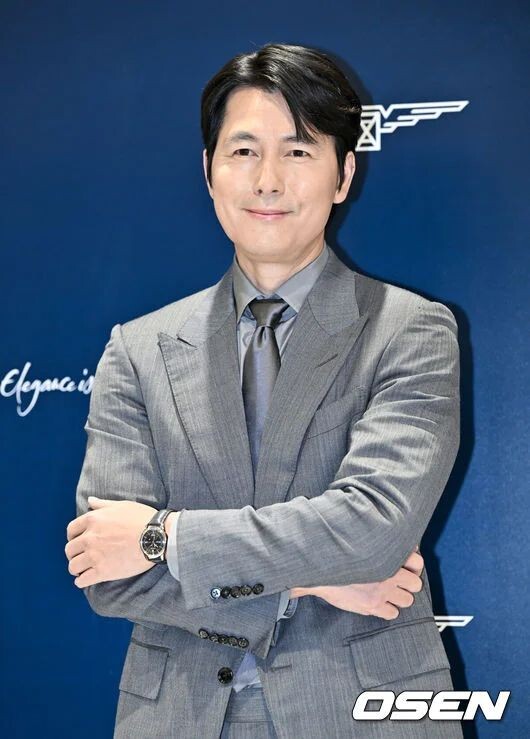   [OSEN=Чо Ын Чжон] 18 марта 2024 года, во время церемонии открытия бутика швейцарского люксового бренда часов в Лотте Департамент Стор, Чон У Сон позировал перед фотографами