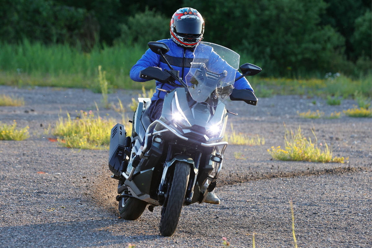 Кирилл Чернышев, тест-пилот и редактор портала MOTOGONKI.RU, тестирует Zontes 368G