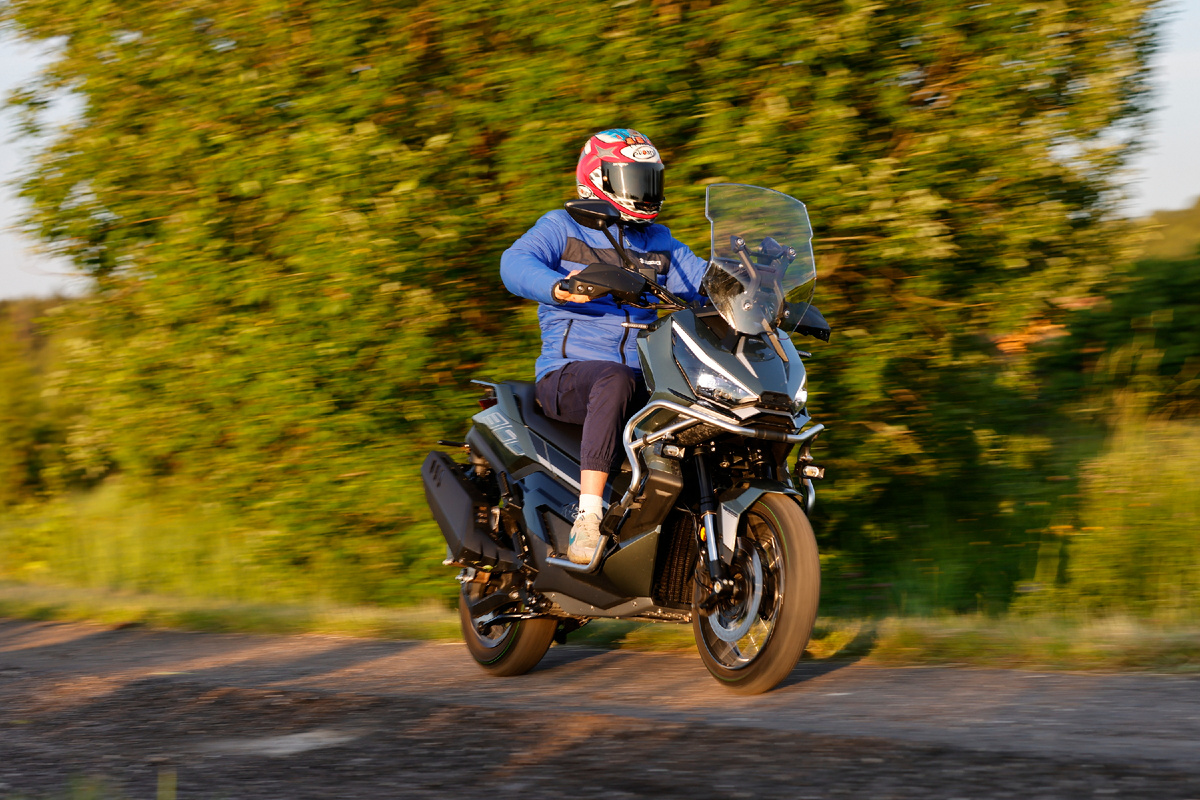 Кирилл Чернышев, тест-пилот и редактор портала MOTOGONKI.RU, тестирует Zontes 368G