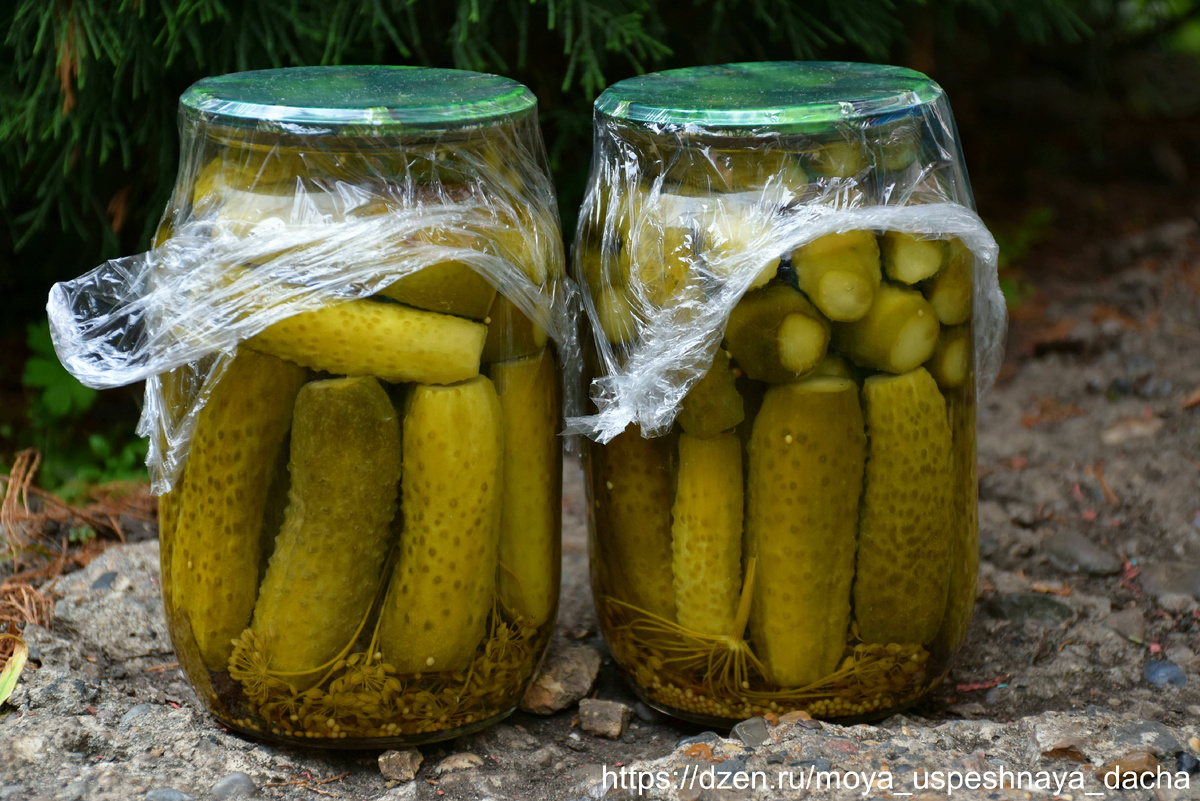 Пищевая пленка на банках нужна, чтобы крышки не поддавались корозии.